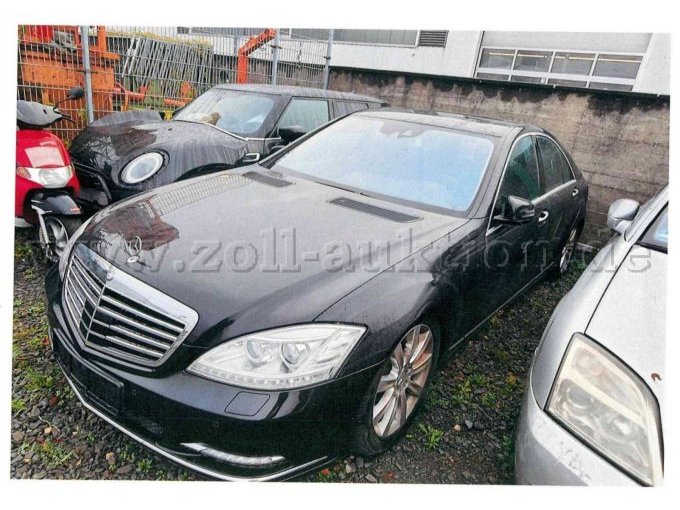 vorne links seitlich