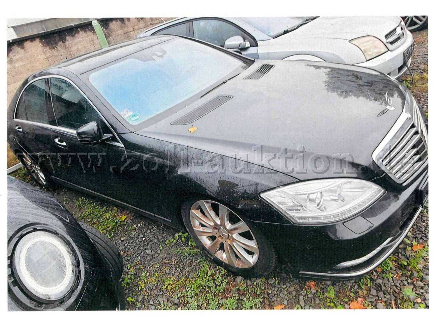 vorne rechts seitlich