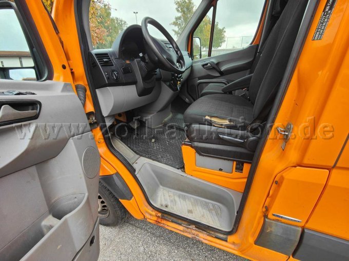 Fahrerseite, Sitzbezug beschädigt, Rost am Einstieg