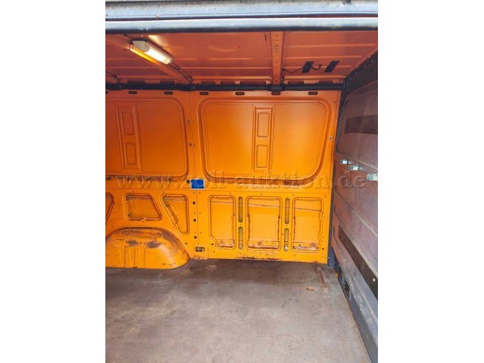 Laderaum, Seitenansicht bei geöffneter Schiebetür