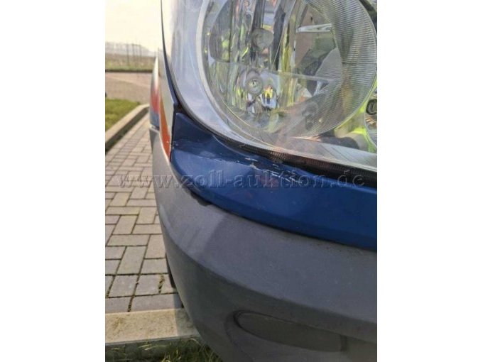 Delle rechte Seite unter dem Scheinwerfer