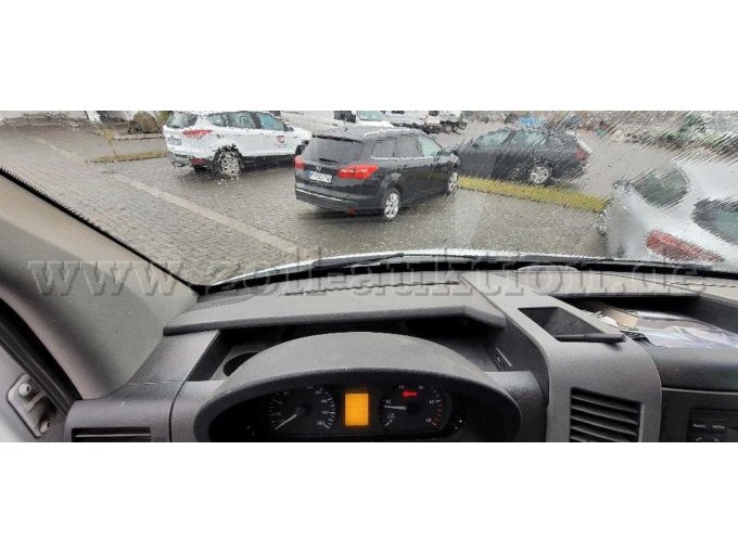 Stauraum auf Armaturenbrett Fahrerseite