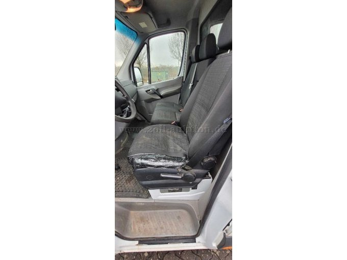 Innenansicht, Fahrerseite, zerschlissener Sitz