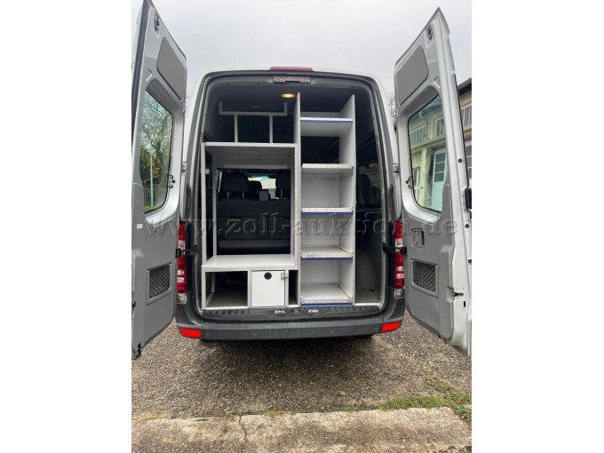 Fahrzeugheck mit Regalsystem