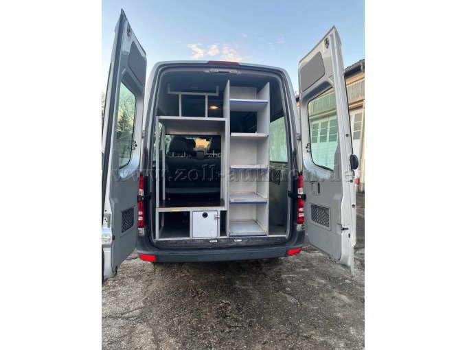 Heckansicht mit Einbauregalen