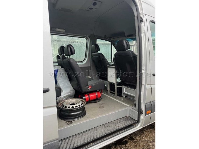 Fahrgastraum mit Felge des zweiten Radsatzes