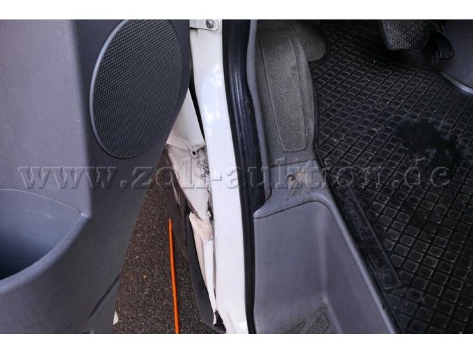 Unfallschaden an der Fahrertür bei geöffneter Tür