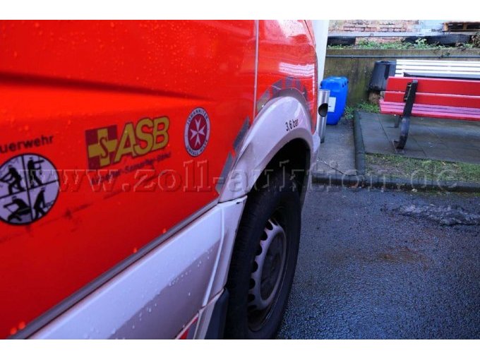 Unfallschaden an der Seitentür und Radlauf rechts vorne.