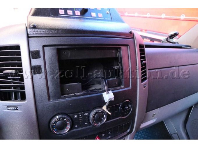 Öffnung nach Ausbau des Monitors für die Rückfahrkamera im Armaturenbrett