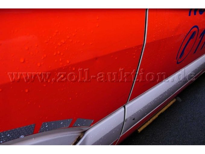 Dellen und Beulen an der rechten Seitenwand und der Seitenschiebetür rechts.