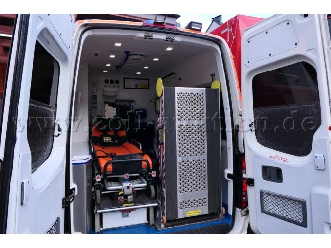 Ansicht des Patientenraums durch die geöffneten Hecktüren.