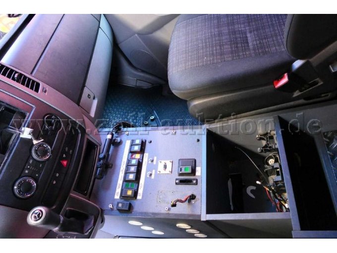 Mittelschrank zwischen Fahrer und Beifahrer nach dem Ausbau des Funkgeräts.