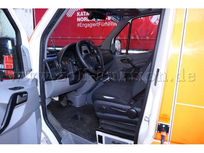 Ansicht Fahrerplatz durch die geöffnete Fahrertür.