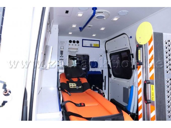 Ansicht des Patientenraums mit Fahrtrage durch die geöffneten Hecktüren