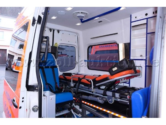 Ansicht Patientenraum durch die geöffnete Seitenschiebetür rechts