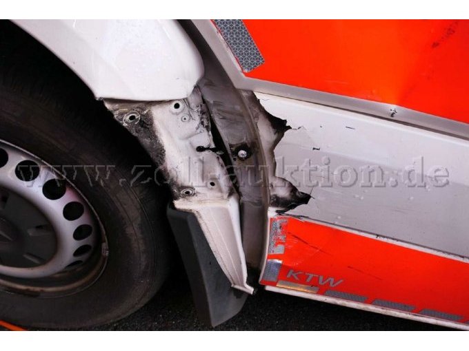 Unfallschaden an dem Radlauf und der Tür vorne links.