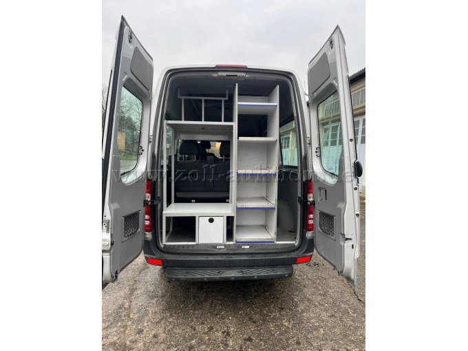 Laderaum mit Regalsystem