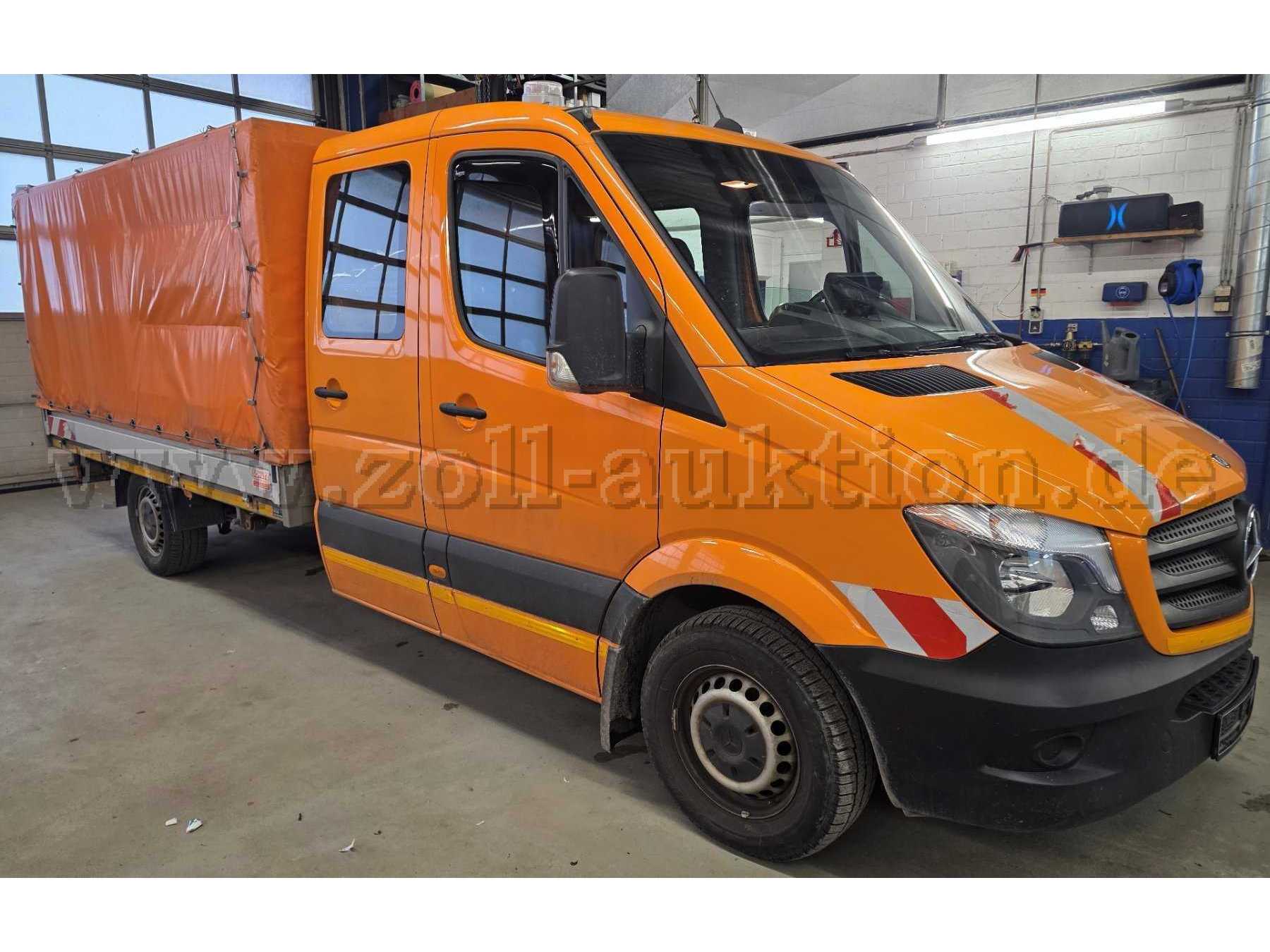 Mercedes Benz Sprinter Pritsche Plane, vordere rechte Seitenansicht