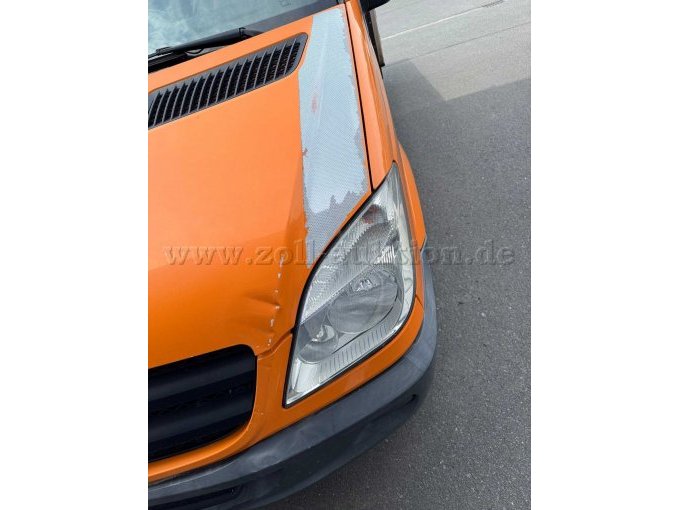 Schaden an der Motorhaube