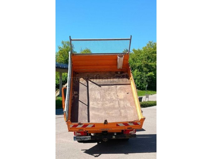 Fahrzeugansicht von hinten mit gekippter Pritsche