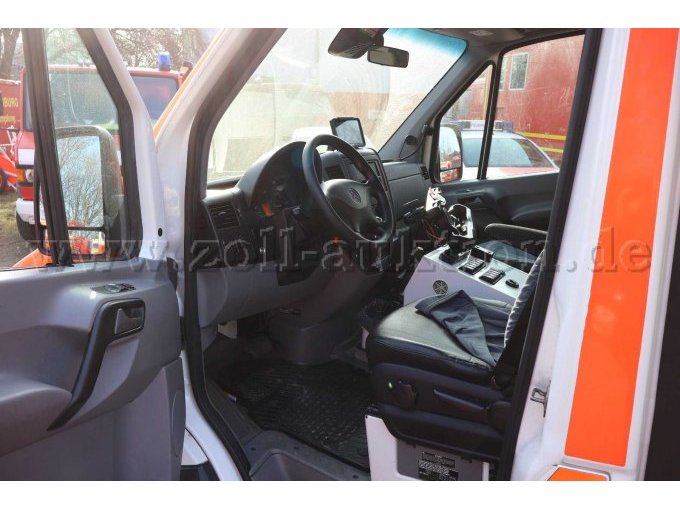1 Mercedes Benz Sprinter RTW mit Kofferaufbau (HH-2747) – foto 10 – kavel bij Zoll-Auktion, Hamburg