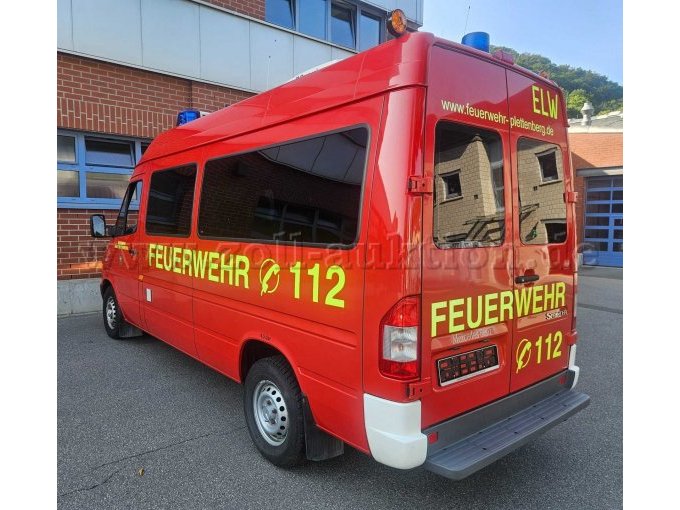 Rückansicht geschlossene Türen