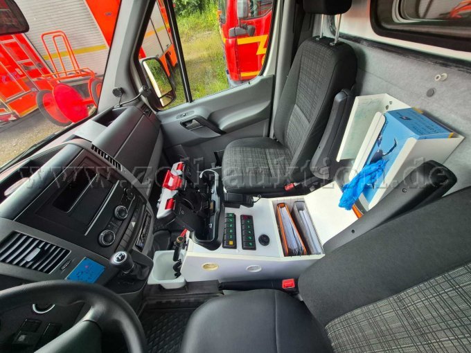 Ansicht durch die geöffnete Fahrertür.