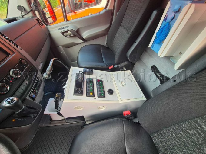 Ansicht durch die geöffnete Fahrertür