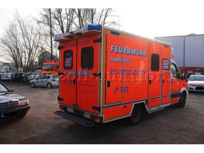 1 Mercedes Benz Sprinter mit RTW-Kofferaufbau (HH-2773) – foto 6 – kavel bij Zoll-Auktion, Hamburg