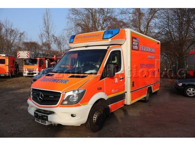 1 Mercedes Benz Sprinter mit RTW-Kofferaufbau (HH-2773) – foto 2 – kavel bij Zoll-Auktion, Hamburg