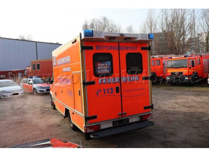 1 Mercedes Benz Sprinter mit RTW-Kofferaufbau (HH-2773) – foto 4 – kavel bij Zoll-Auktion, Hamburg