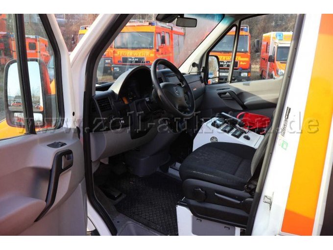 1 Mercedes Benz Sprinter mit RTW-Kofferaufbau (HH-2773) – foto 10 – kavel bij Zoll-Auktion, Hamburg
