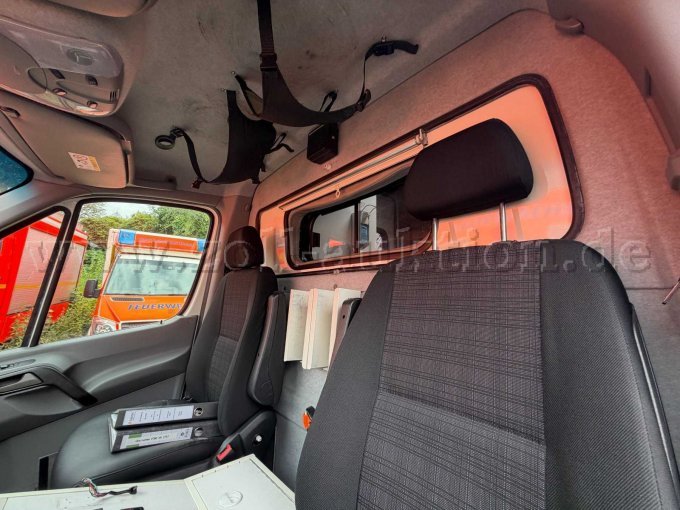 1 Mercedes Benz Sprinter mit RTW-Kofferaufbau (HH-2778) – foto 8 – kavel bij Zoll-Auktion, Hamburg