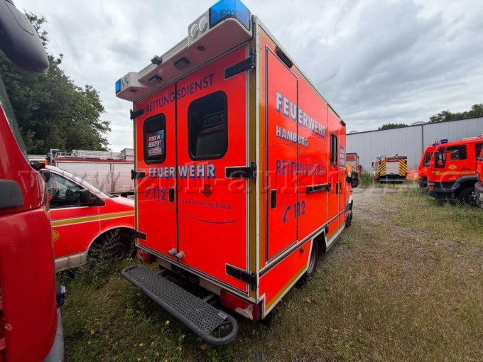 1 Mercedes Benz Sprinter mit RTW-Kofferaufbau (HH-2778) – foto 4 – kavel bij Zoll-Auktion, Hamburg