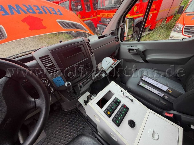1 Mercedes Benz Sprinter mit RTW-Kofferaufbau (HH-2778) – foto 7 – kavel bij Zoll-Auktion, Hamburg