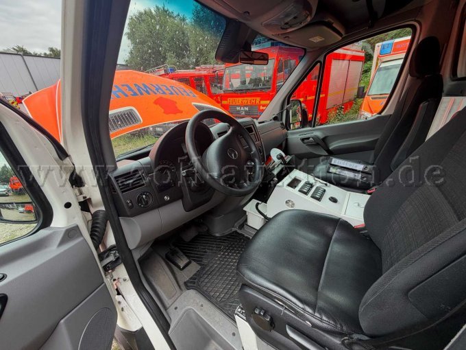1 Mercedes Benz Sprinter mit RTW-Kofferaufbau (HH-2778) – foto 5 – kavel bij Zoll-Auktion, Hamburg