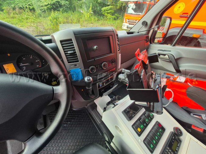 Ansicht durch die geöffnete Fahrertür