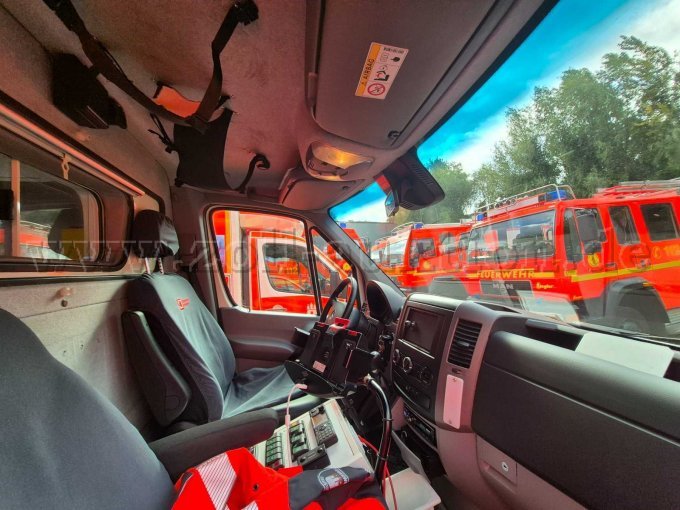 Ansicht durch die geöffnete Beifahrertür.