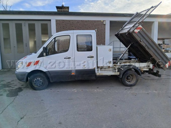 Fahrzeug mit hohem Kipper