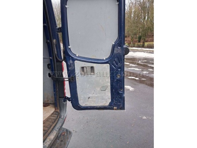 rechte Heckklappe geöffnet