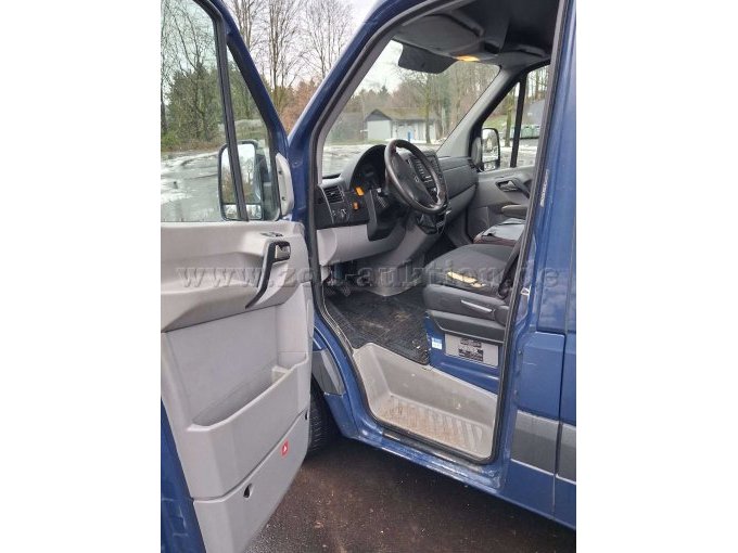 Innenraumansicht von geöffneter Fahrertür