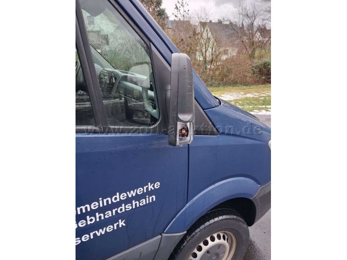 rechter Außenspiegel mit Beschädigung