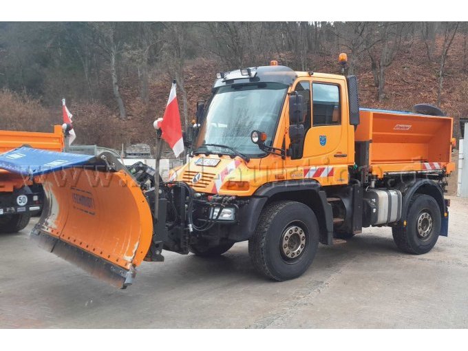 Unimog U400 mit Anbaugeräten Fahrerseite