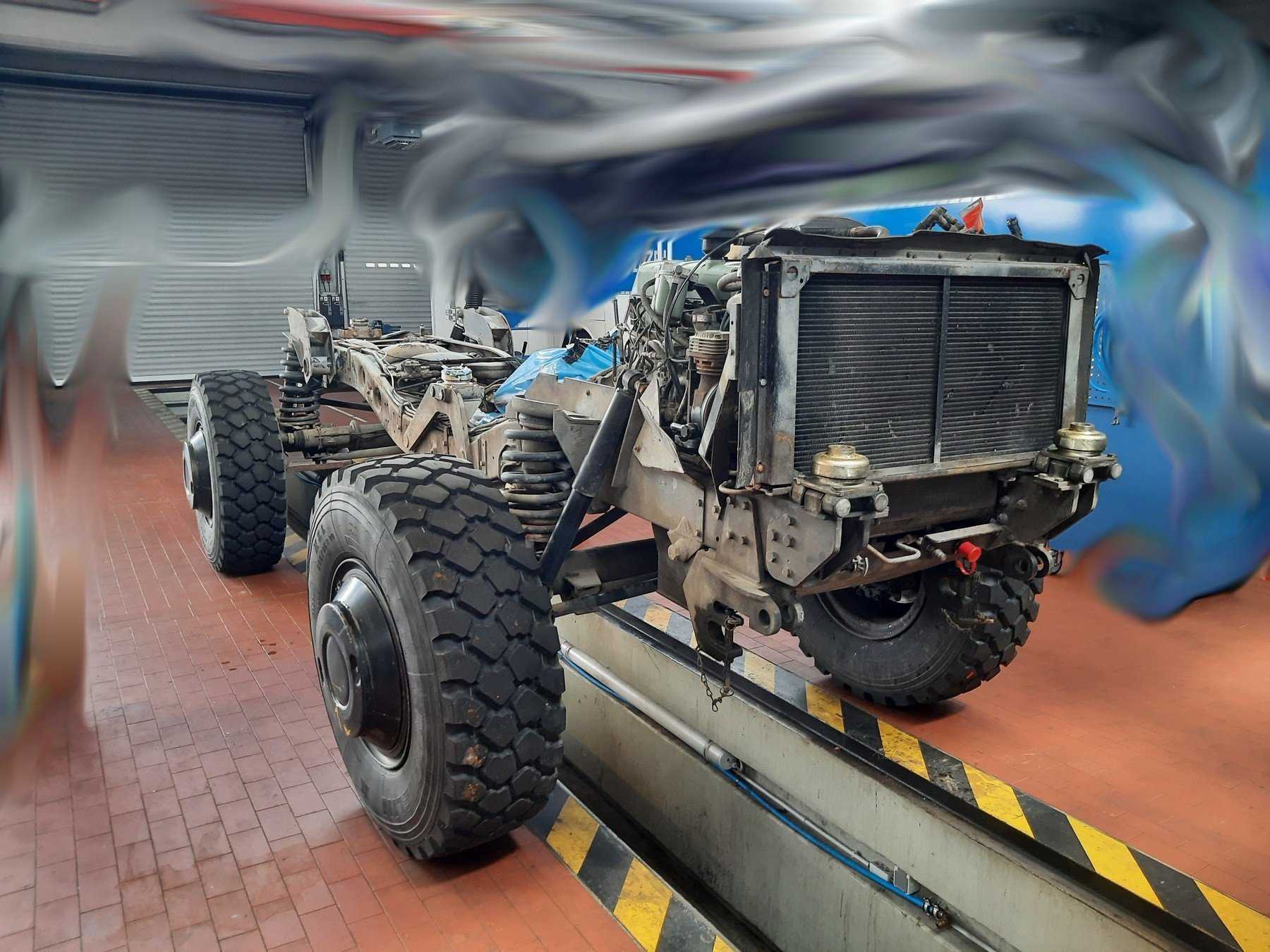 Ansicht von vorne schräg mit Motor