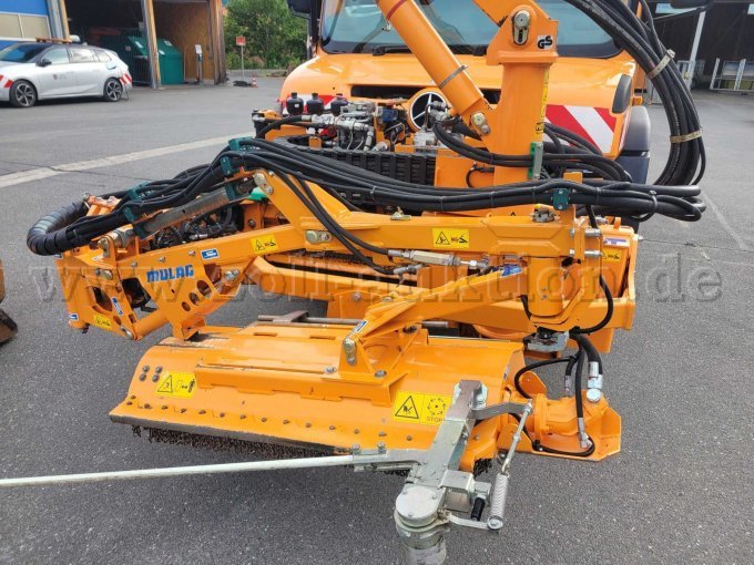 Randstreifenmähgerät zusammengeklappt,
leichte Lack- und Korrosionsschäden sichtbar