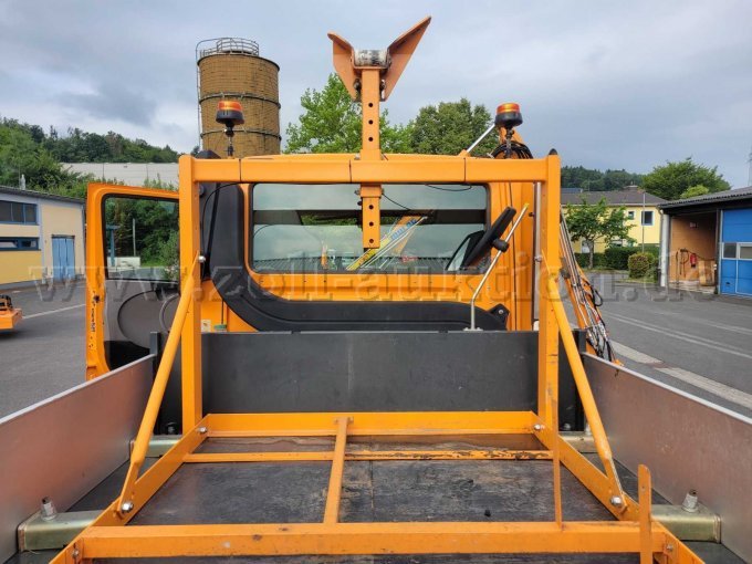 Parkrahmen für Auslegermähgerät mit leichten Lack- und Korrosionsschäden, Lackverfärbungen