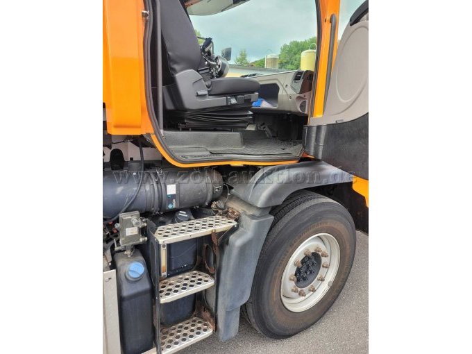 Einstieg Beifahrerseite mit leichten Lackschäden