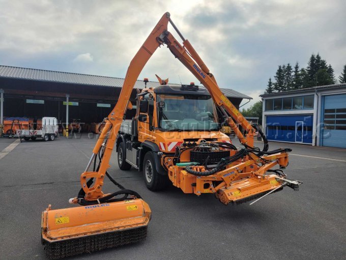 Fahrzeug mit angebautem Kombinationsmähgerät