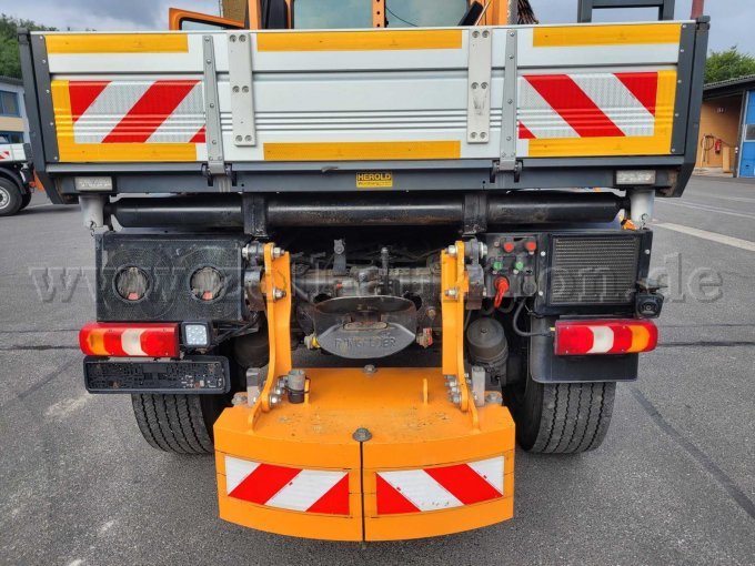 Fahrzeugheck mit Ballastgewicht
leichte Korrosions- und Lackschäden