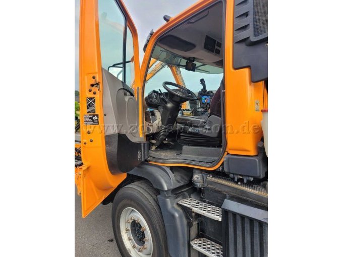 Einstieg Fahrerseite mit leichten Lackschäden